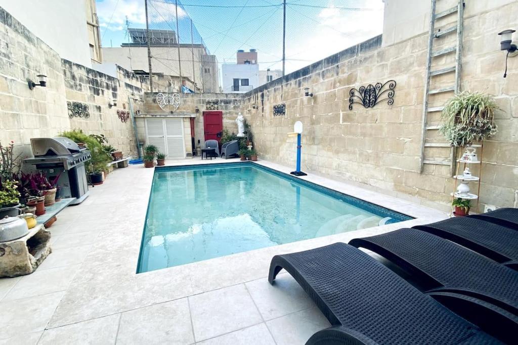 Free Breakfast, Pool, Spacious Aircon Hideaway Lägenhet Mosta Exteriör bild
