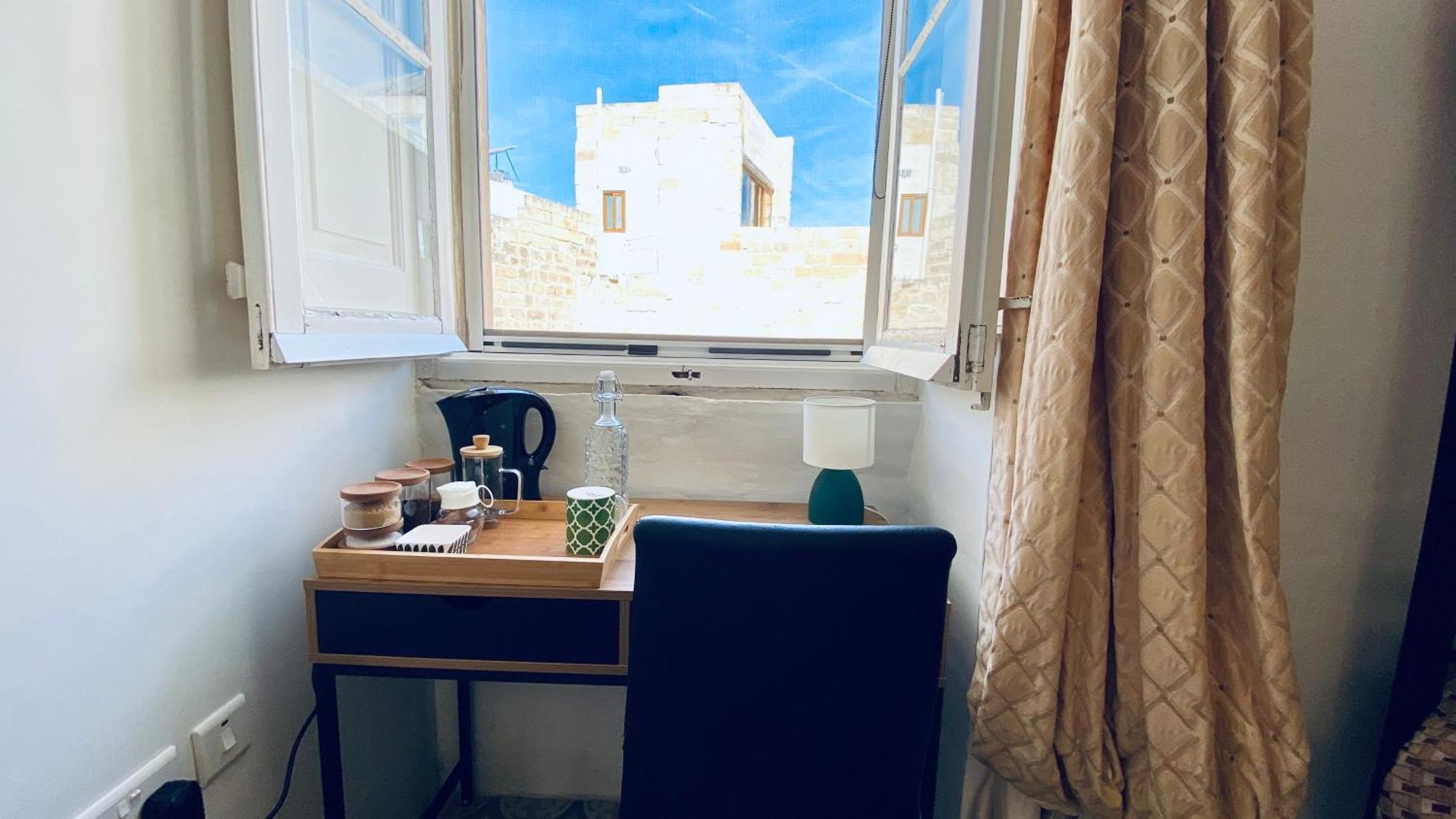 Free Breakfast, Pool, Spacious Aircon Hideaway Lägenhet Mosta Exteriör bild