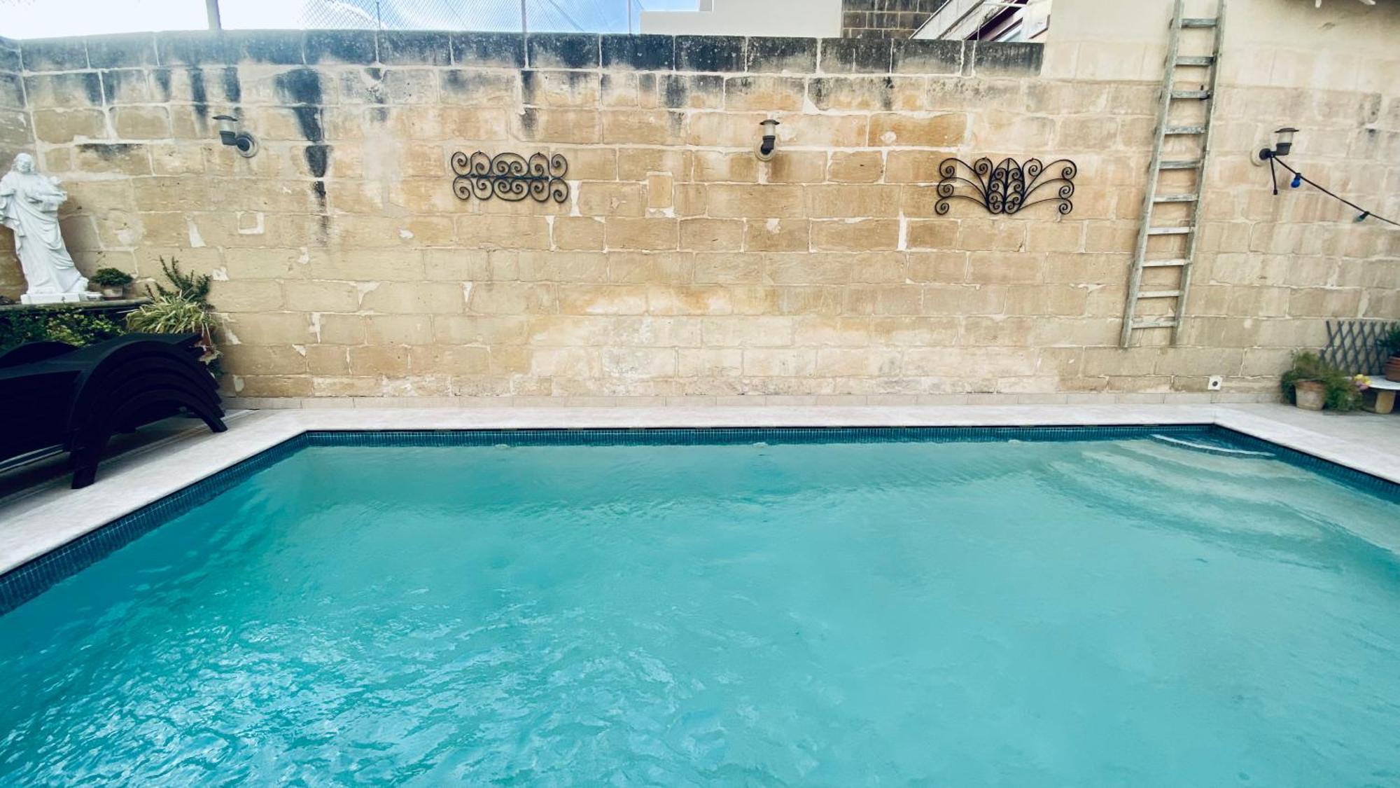 Free Breakfast, Pool, Spacious Aircon Hideaway Lägenhet Mosta Exteriör bild