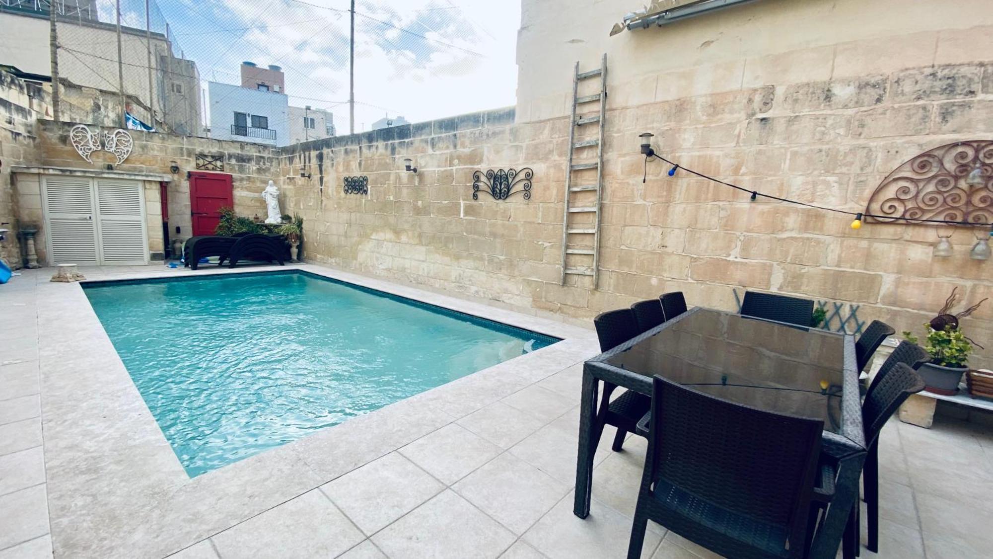 Free Breakfast, Pool, Spacious Aircon Hideaway Lägenhet Mosta Exteriör bild